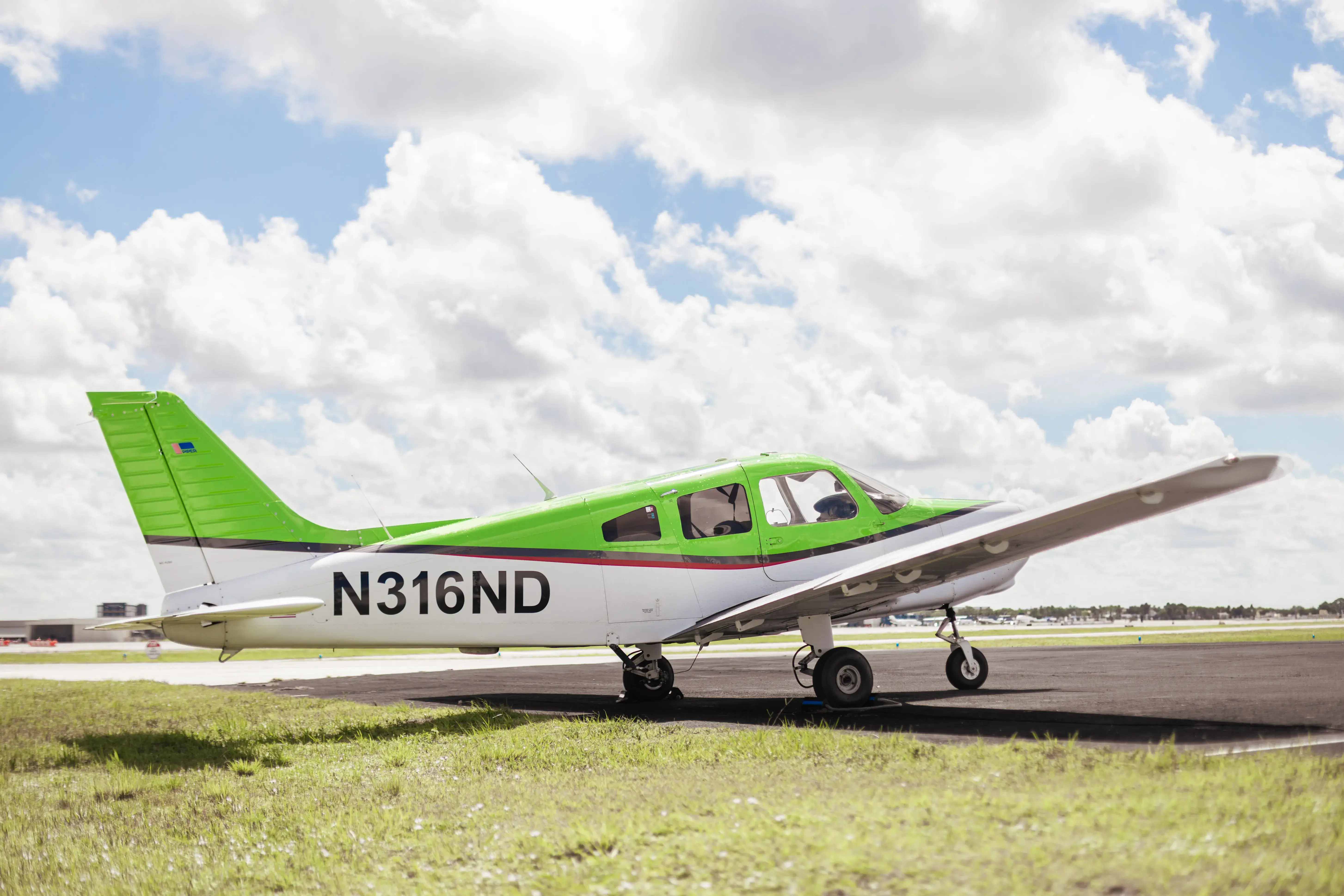 Piper Warrior PA-28-151 seen from the side