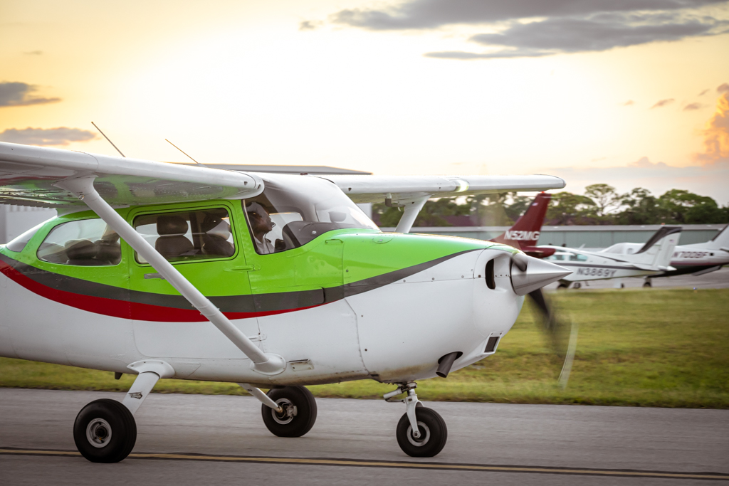 Cessna 172 Skyhawk lifting off the runway at Sarasota-Bradenton International Airport