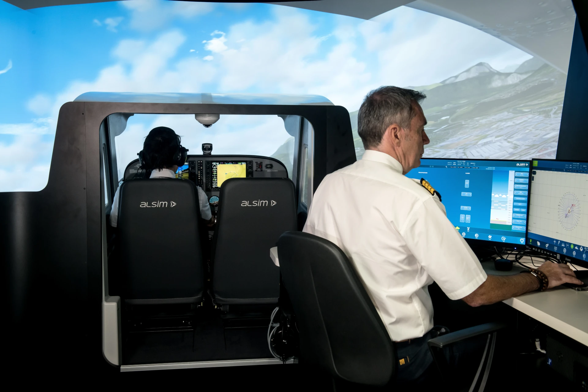 Instructor monitoring a pilot training in an AL172 flight simulator